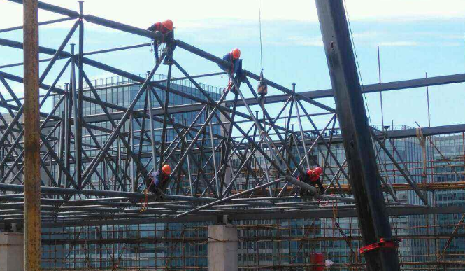 长沙论网架装配施工中搭设脚手架应当留神的事故